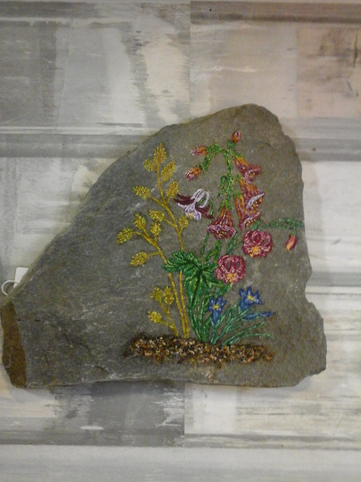 Fleurs d'altitude sur pierre de Volvic